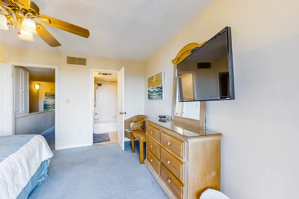 Spacious Villa with Shared Pool, Hot tub & Lagoon Views  - Walk to Beach
