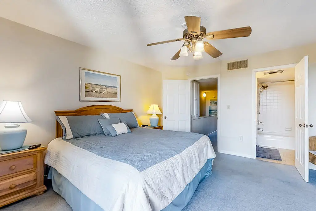 Spacious Villa with Shared Pool, Hot tub & Lagoon Views  - Walk to Beach