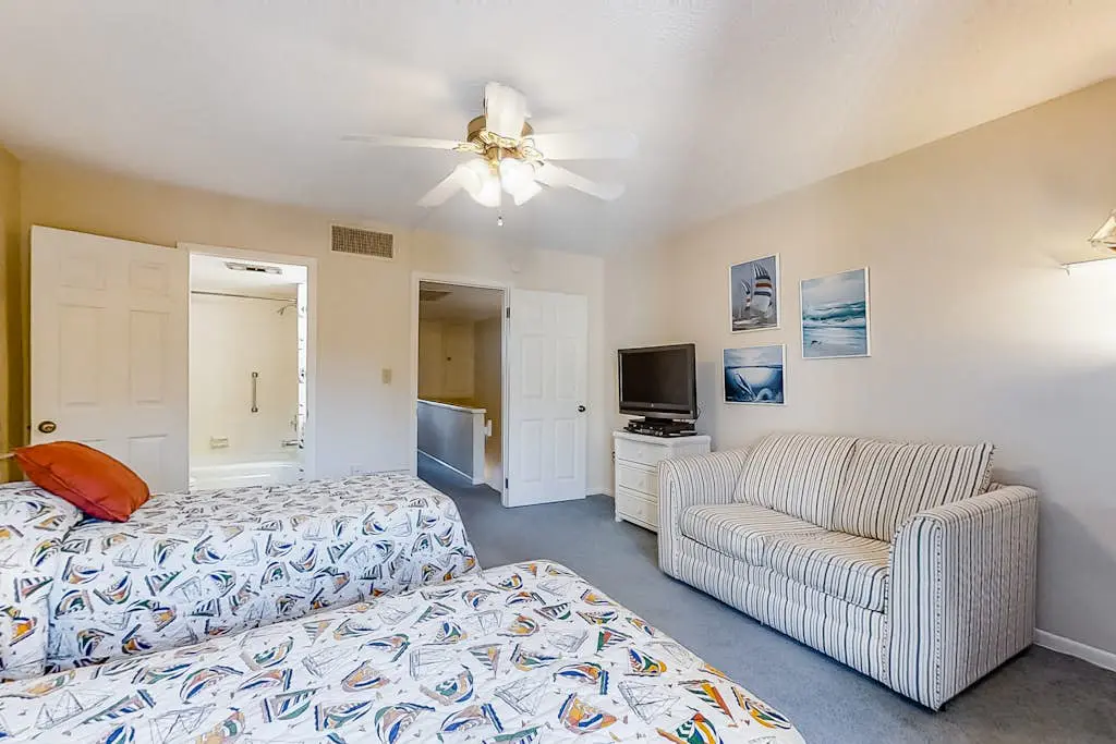 Spacious Villa with Shared Pool, Hot tub & Lagoon Views  - Walk to Beach