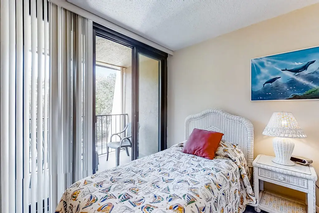 Spacious Villa with Shared Pool, Hot tub & Lagoon Views  - Walk to Beach