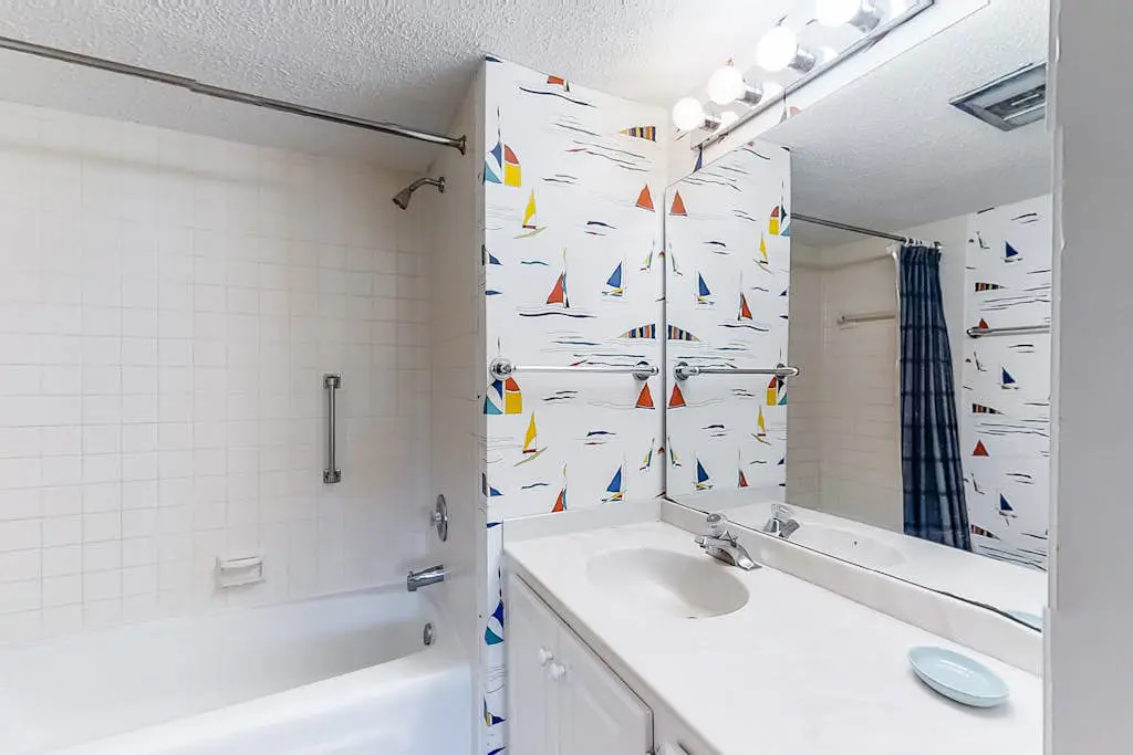 Spacious Villa with Shared Pool, Hot tub & Lagoon Views  - Walk to Beach
