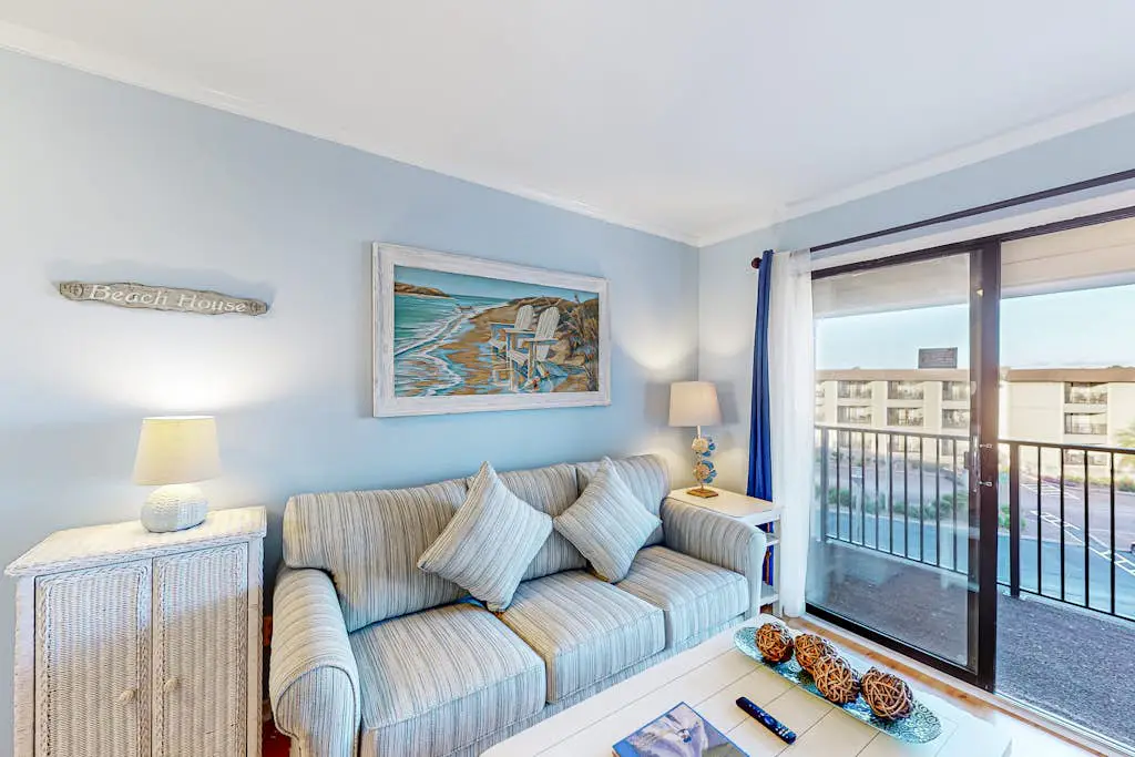 3rd-floor snowbird-friendly condo with pool, tennis, volleyball, gym, & balcony