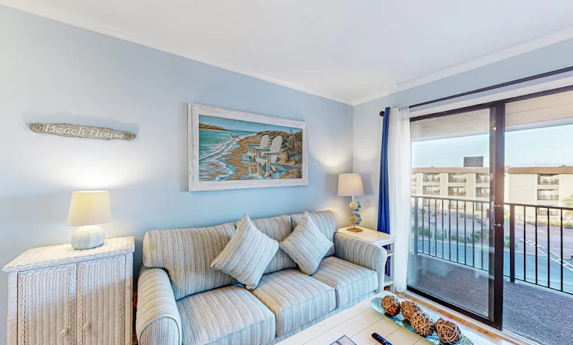 3rd-floor snowbird-friendly condo with pool, tennis, volleyball, gym, & balcony
