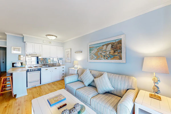 3rd-floor snowbird-friendly condo with pool, tennis, volleyball, gym, & balcony