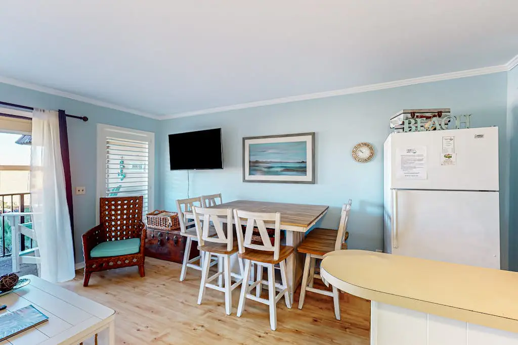 3rd-floor snowbird-friendly condo with pool, tennis, volleyball, gym, & balcony