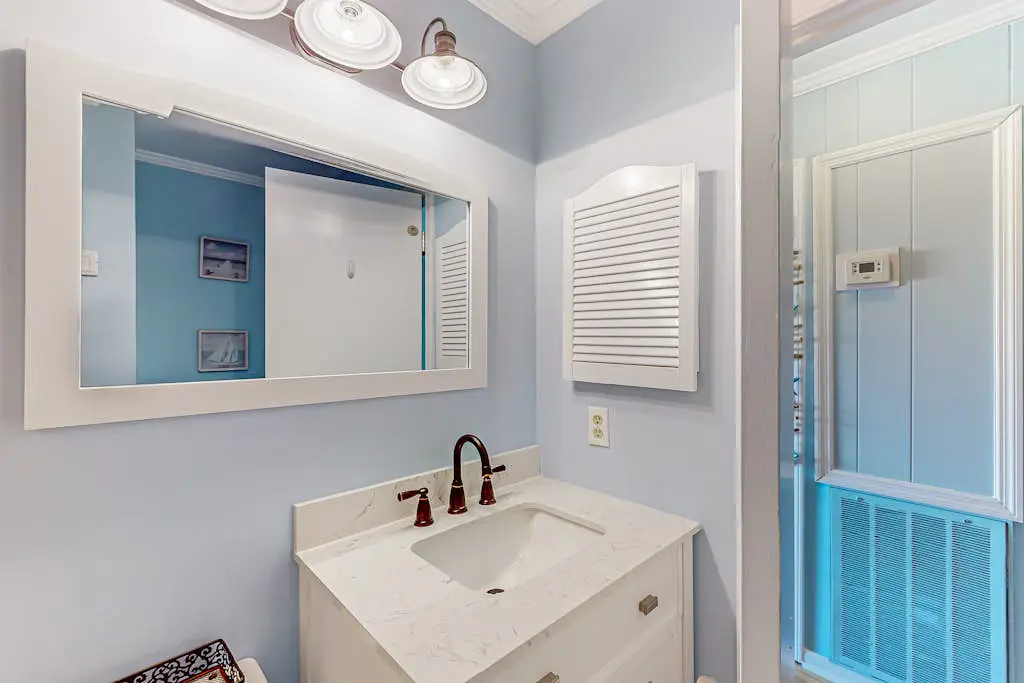 3rd-floor snowbird-friendly condo with pool, tennis, volleyball, gym, & balcony