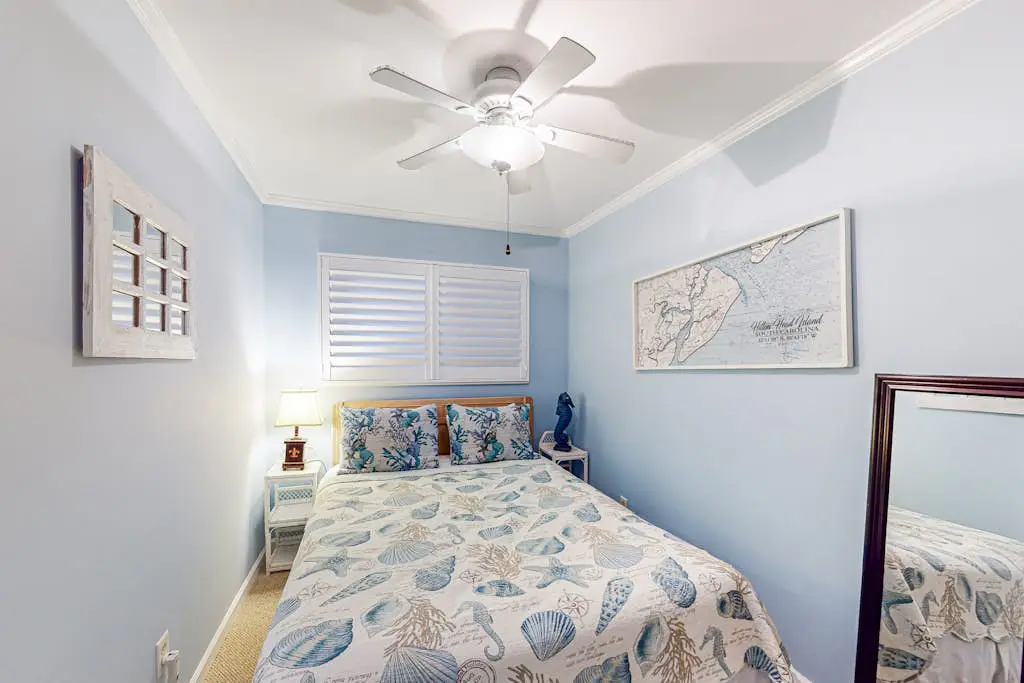 3rd-floor snowbird-friendly condo with pool, tennis, volleyball, gym, & balcony