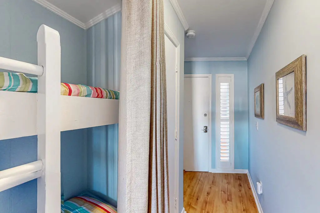 3rd-floor snowbird-friendly condo with pool, tennis, volleyball, gym, & balcony