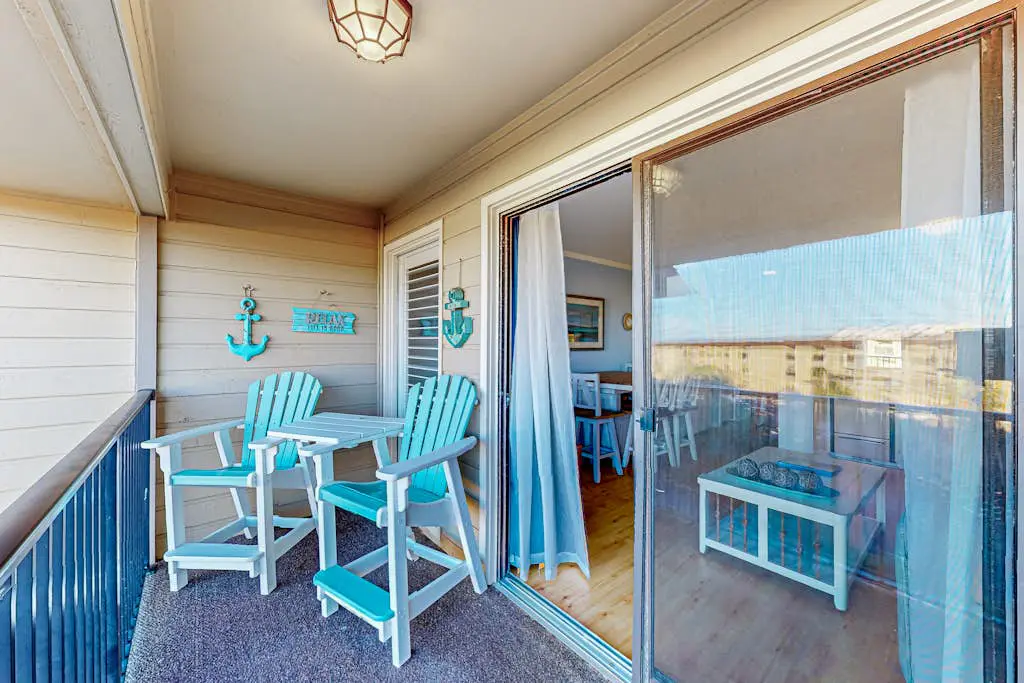 3rd-floor snowbird-friendly condo with pool, tennis, volleyball, gym, & balcony