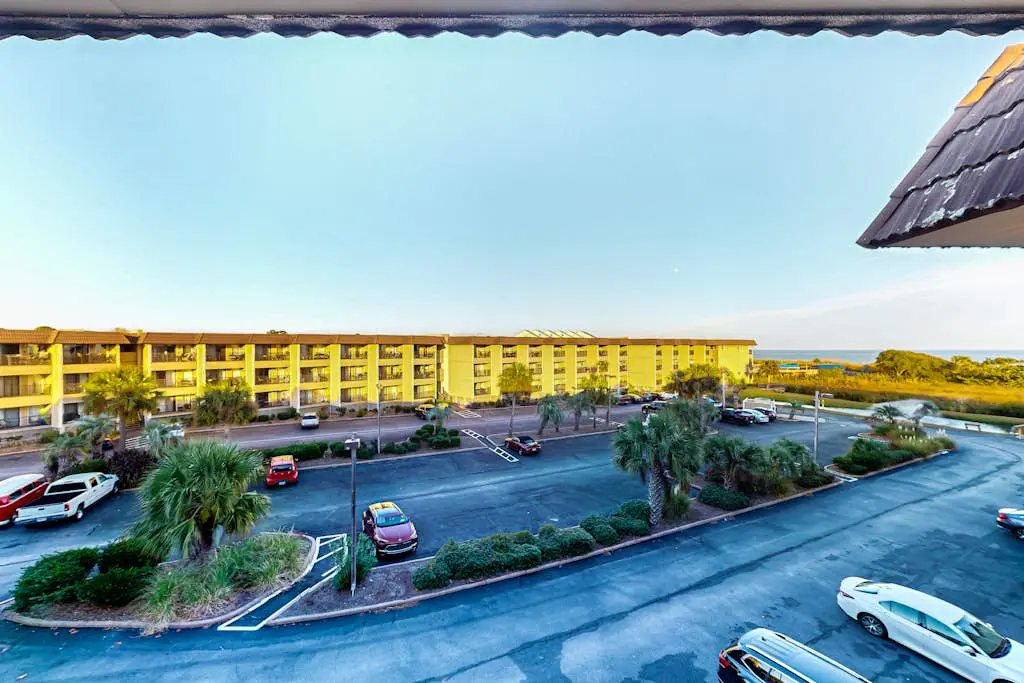 3rd-floor snowbird-friendly condo with pool, tennis, volleyball, gym, & balcony