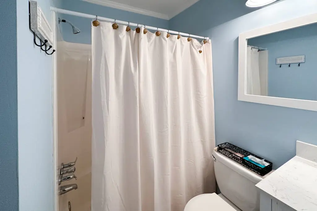 3rd-floor snowbird-friendly condo with pool, tennis, volleyball, gym, & balcony