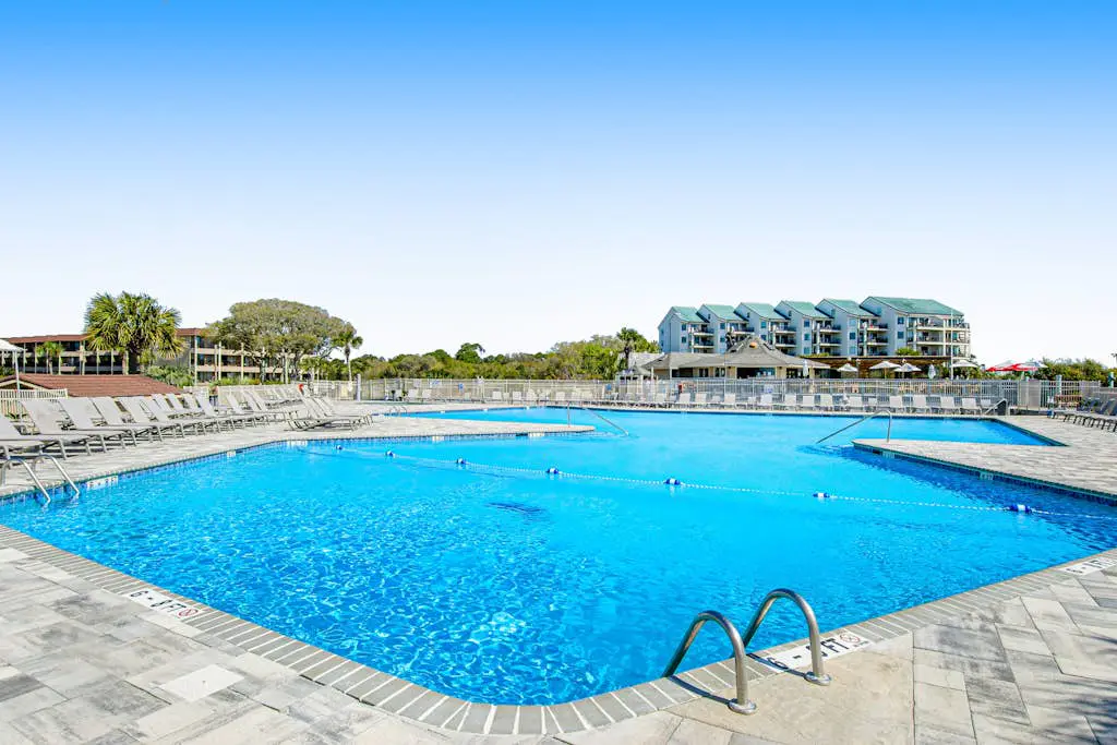 3rd-floor snowbird-friendly condo with pool, tennis, volleyball, gym, & balcony