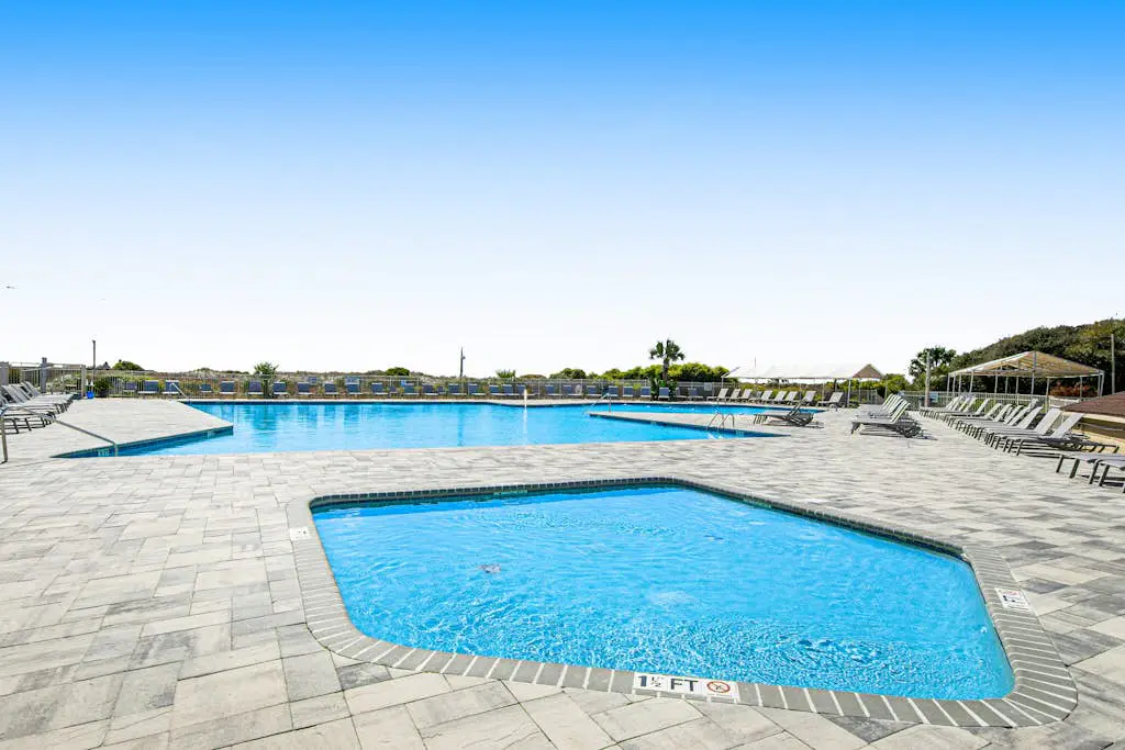3rd-floor snowbird-friendly condo with pool, tennis, volleyball, gym, & balcony