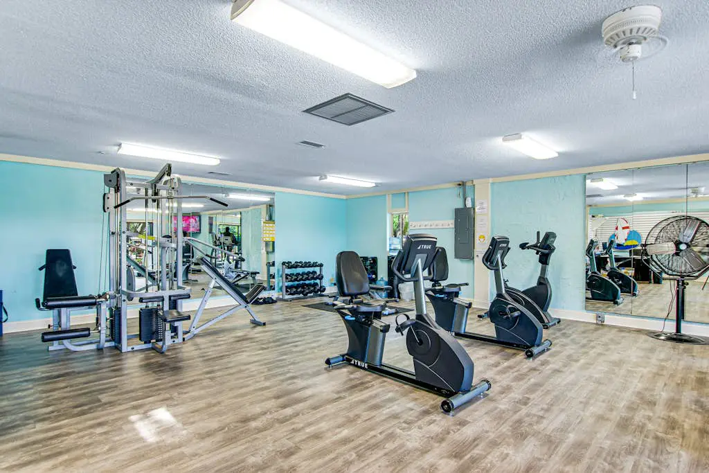 3rd-floor snowbird-friendly condo with pool, tennis, volleyball, gym, & balcony