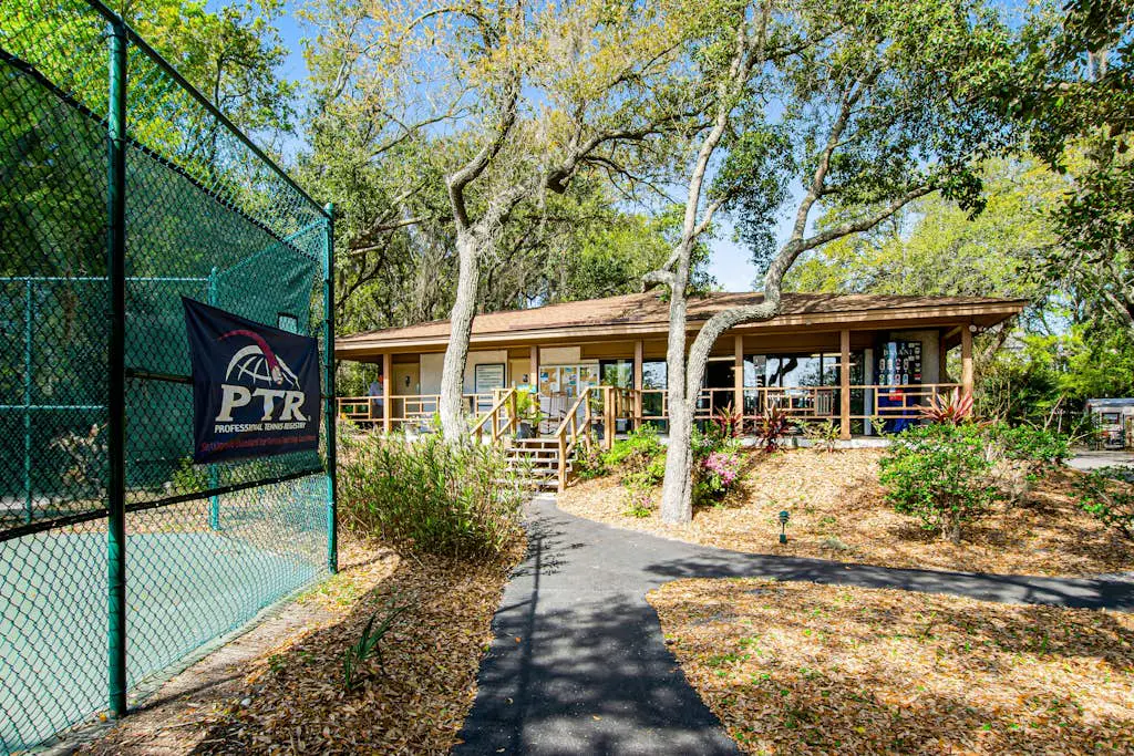 3rd-floor snowbird-friendly condo with pool, tennis, volleyball, gym, & balcony