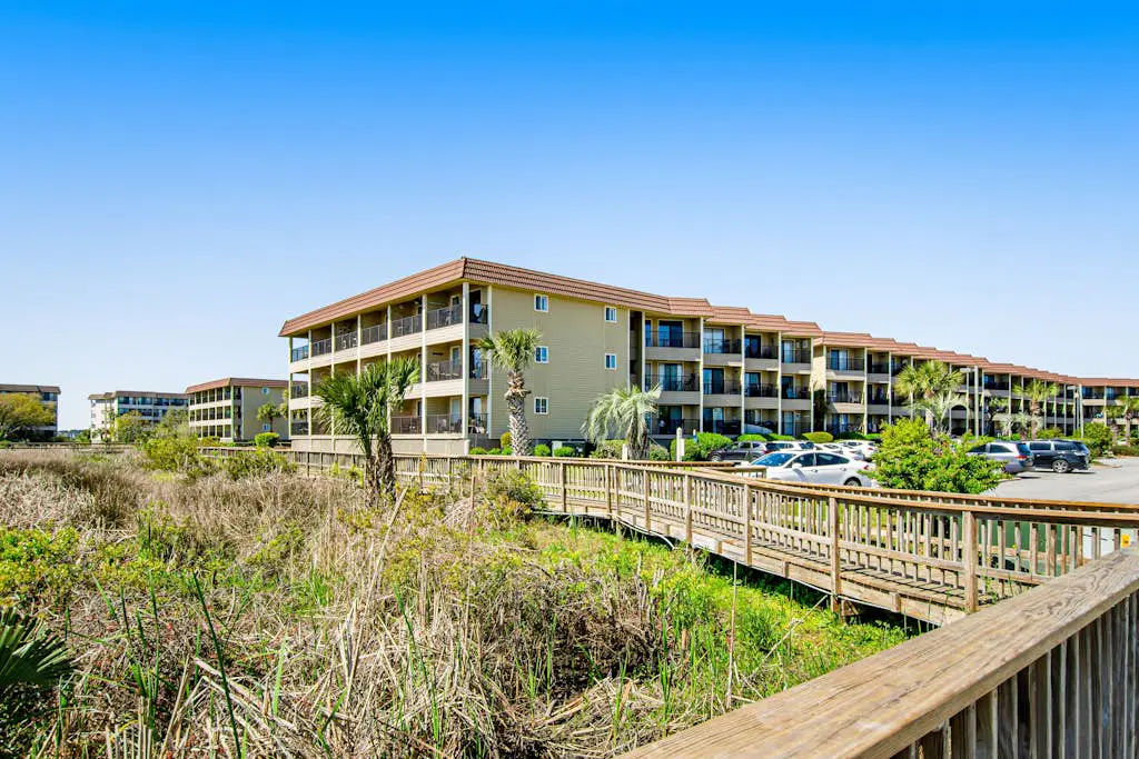 3rd-floor snowbird-friendly condo with pool, tennis, volleyball, gym, & balcony
