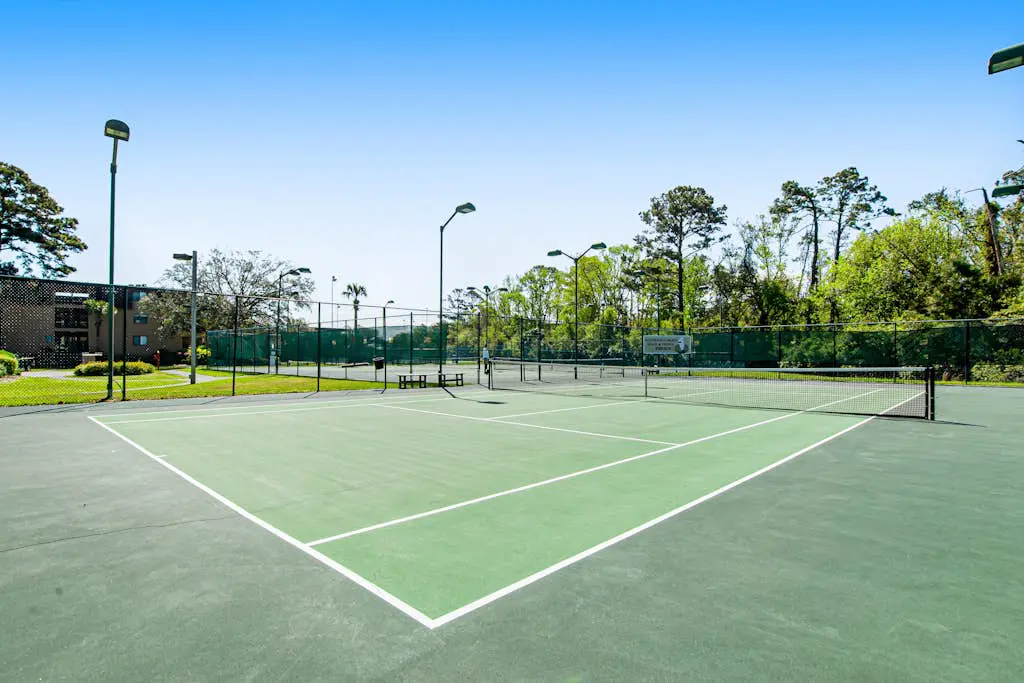 3rd-floor snowbird-friendly condo with pool, tennis, volleyball, gym, & balcony