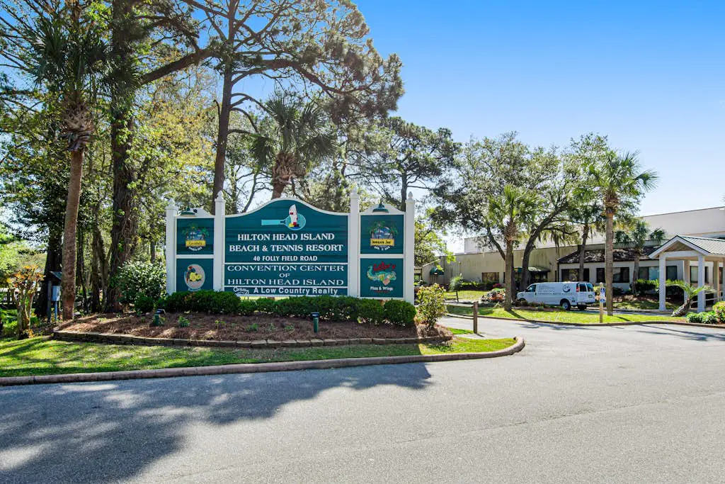 3rd-floor snowbird-friendly condo with pool, tennis, volleyball, gym, & balcony