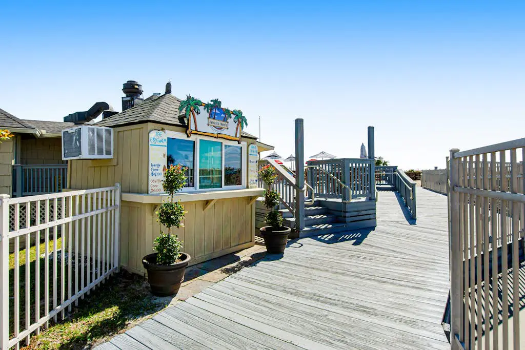 3rd-floor snowbird-friendly condo with pool, tennis, volleyball, gym, & balcony