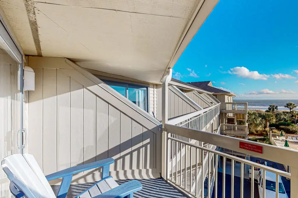 Charming Waterfront Villa with Ocean Views, Private Balcony & Pool — Steps to the Beach