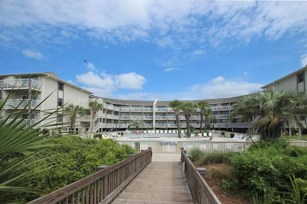 Charming Waterfront Villa with Ocean Views, Private Balcony & Pool — Steps to the Beach