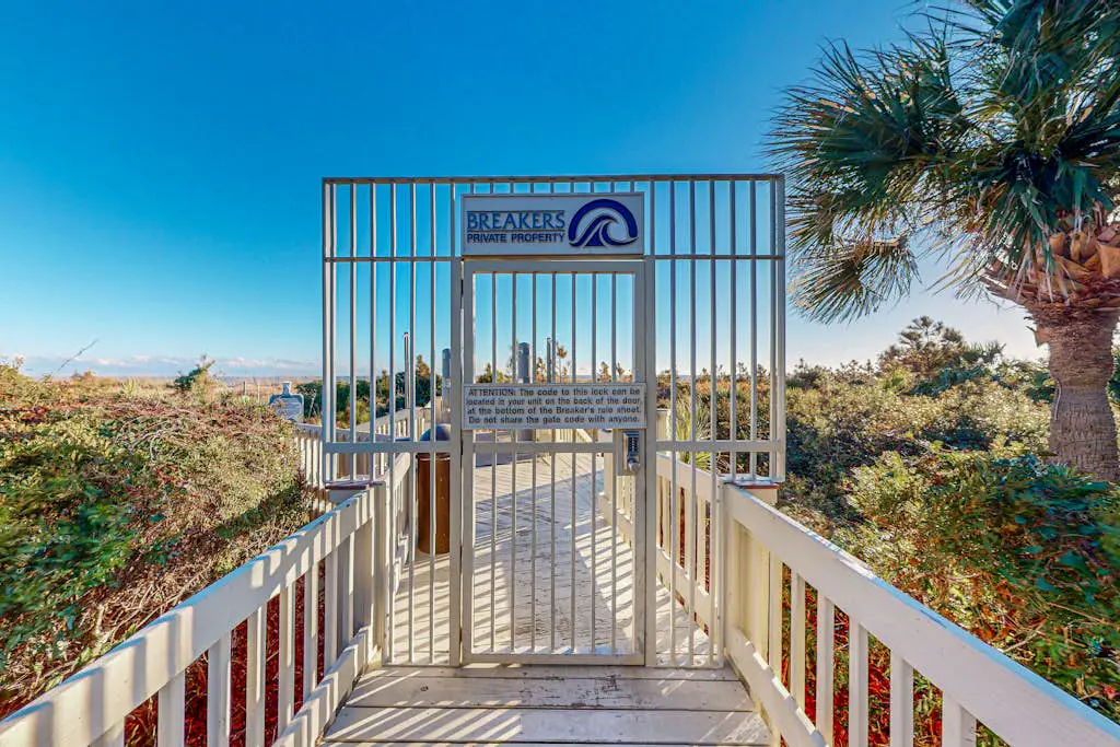 Charming Waterfront Villa with Ocean Views, Private Balcony & Pool — Steps to the Beach