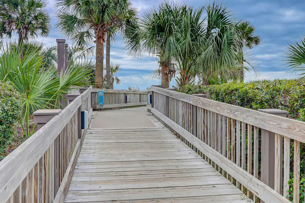 Charming Waterfront Villa with Ocean Views, Private Balcony & Pool — Steps to the Beach
