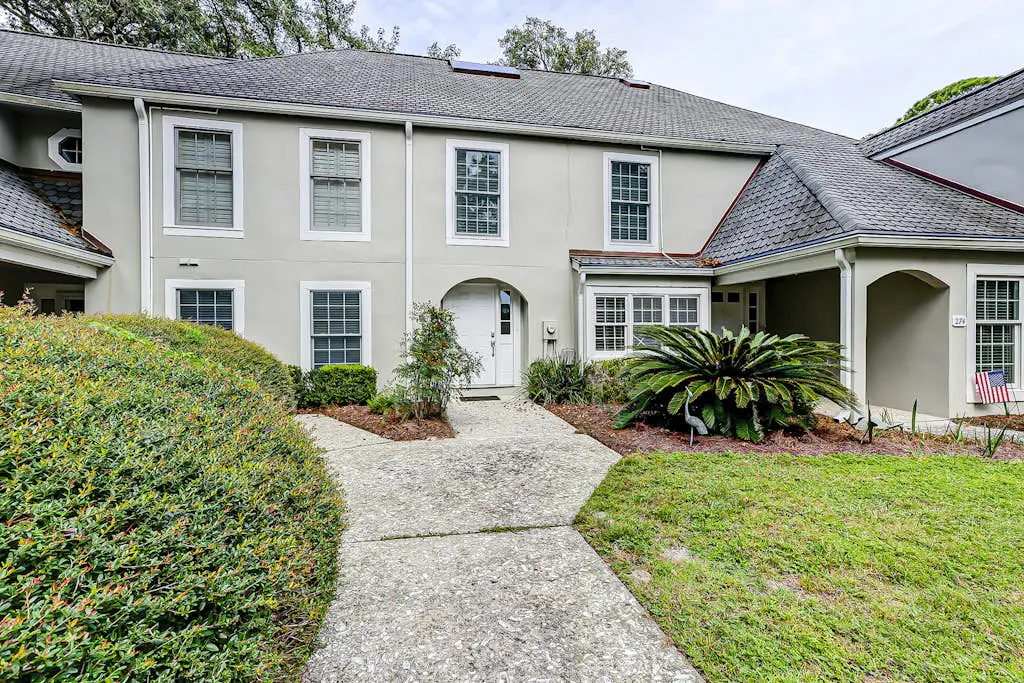 Intimate, Yet Spacious Villa with Shared Pool and Tennis - Walk to the Beach