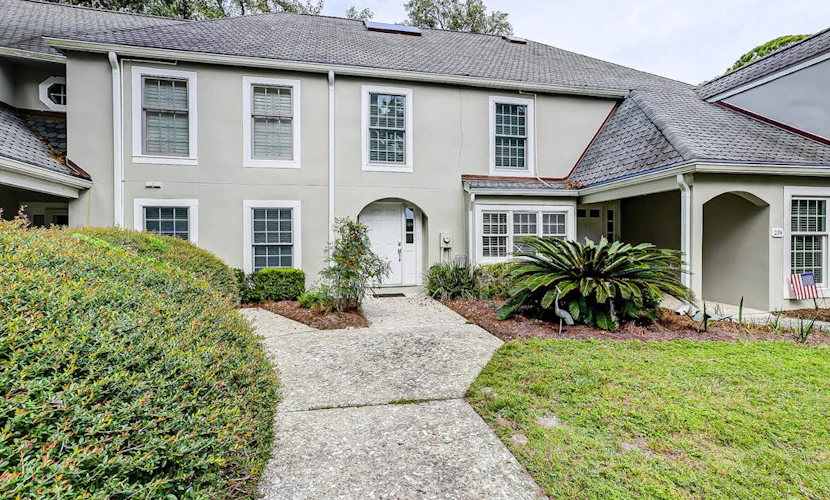 Intimate, Yet Spacious Villa with Shared Pool and Tennis - Walk to the Beach