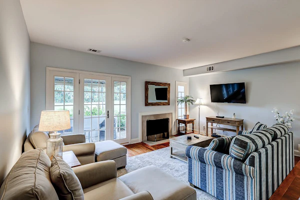 Intimate, Yet Spacious Villa with Shared Pool and Tennis - Walk to the Beach