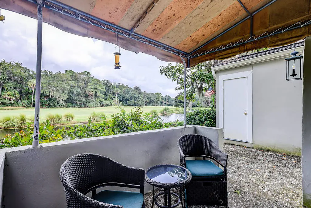 Intimate, Yet Spacious Villa with Shared Pool and Tennis - Walk to the Beach