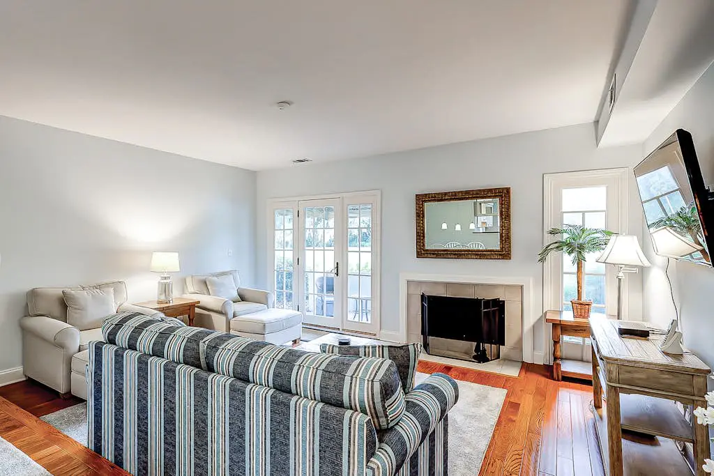 Intimate, Yet Spacious Villa with Shared Pool and Tennis - Walk to the Beach