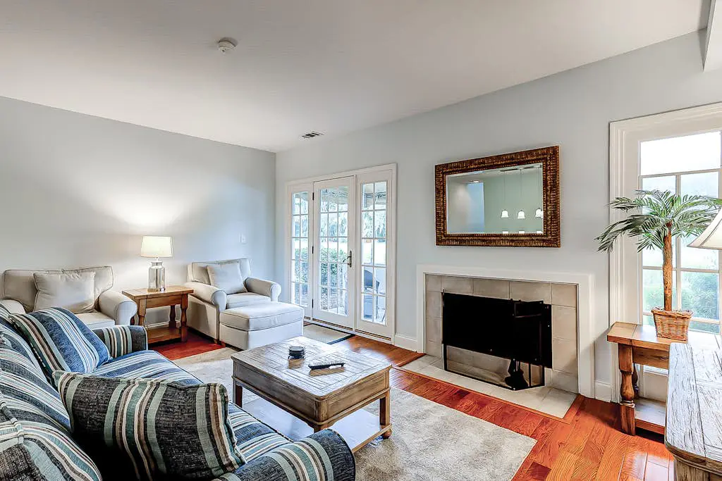 Intimate, Yet Spacious Villa with Shared Pool and Tennis - Walk to the Beach