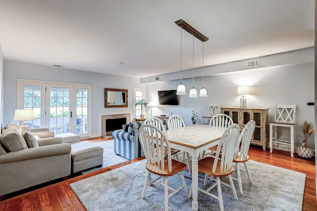 Intimate, Yet Spacious Villa with Shared Pool and Tennis - Walk to the Beach
