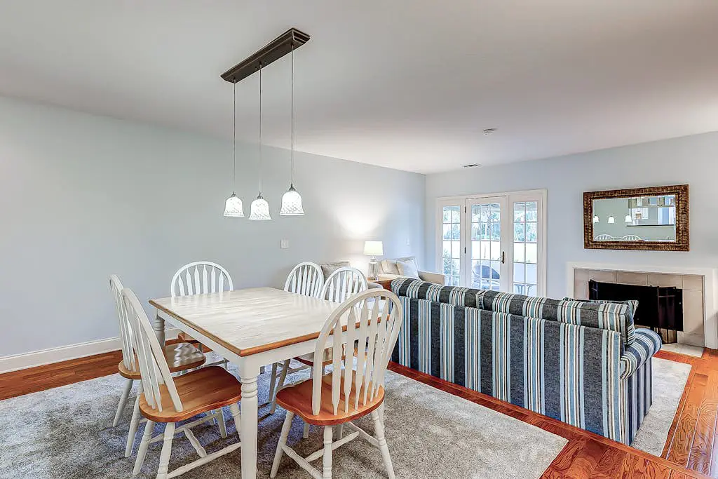 Intimate, Yet Spacious Villa with Shared Pool and Tennis - Walk to the Beach