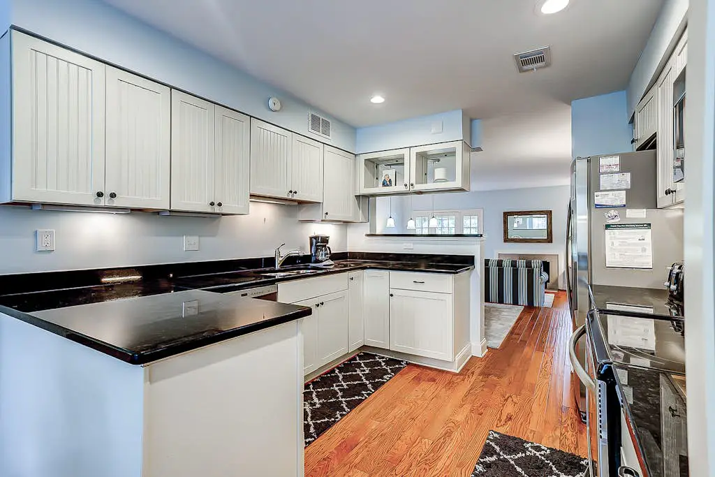 Intimate, Yet Spacious Villa with Shared Pool and Tennis - Walk to the Beach