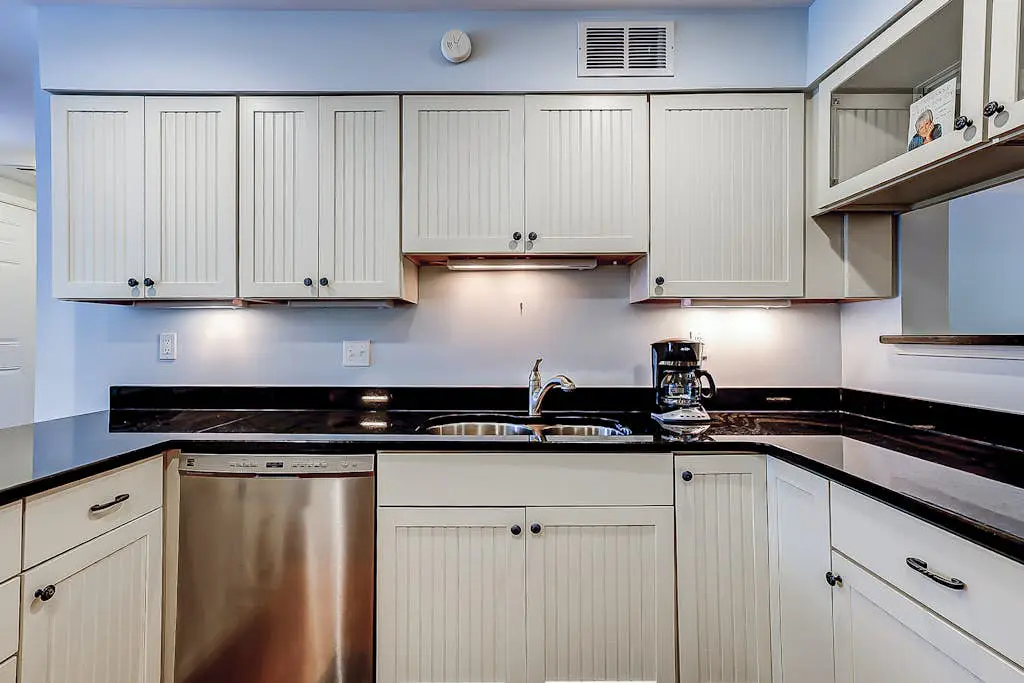 Intimate, Yet Spacious Villa with Shared Pool and Tennis - Walk to the Beach