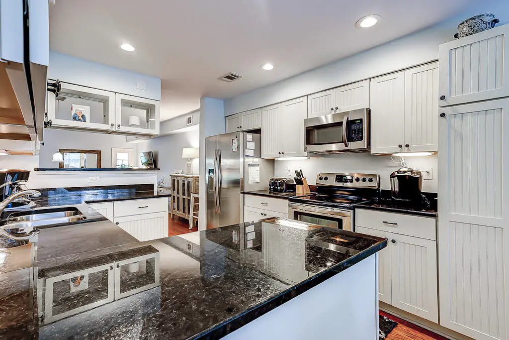 Intimate, Yet Spacious Villa with Shared Pool and Tennis - Walk to the Beach