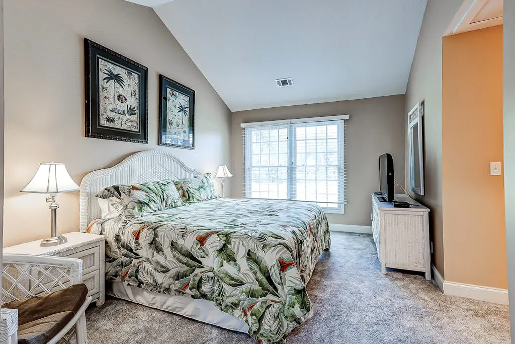 Intimate, Yet Spacious Villa with Shared Pool and Tennis - Walk to the Beach