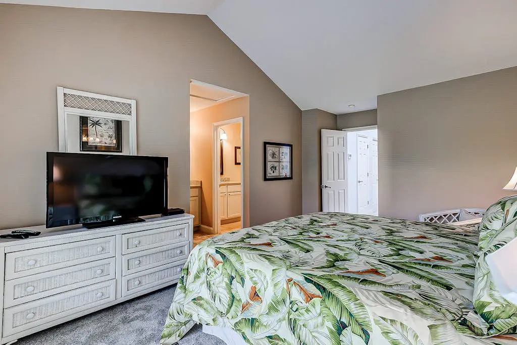 Intimate, Yet Spacious Villa with Shared Pool and Tennis - Walk to the Beach