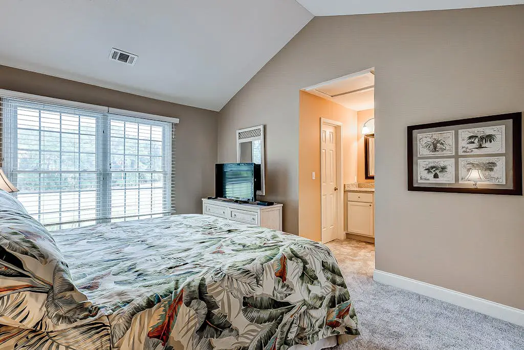 Intimate, Yet Spacious Villa with Shared Pool and Tennis - Walk to the Beach
