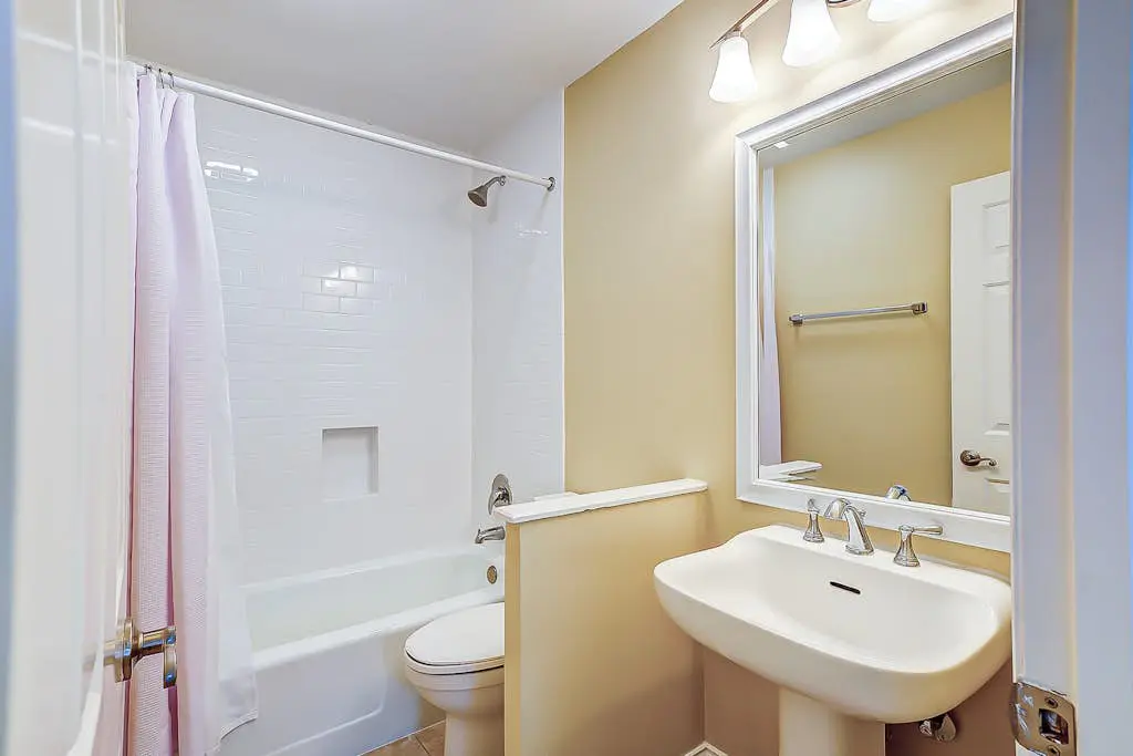 Intimate, Yet Spacious Villa with Shared Pool and Tennis - Walk to the Beach