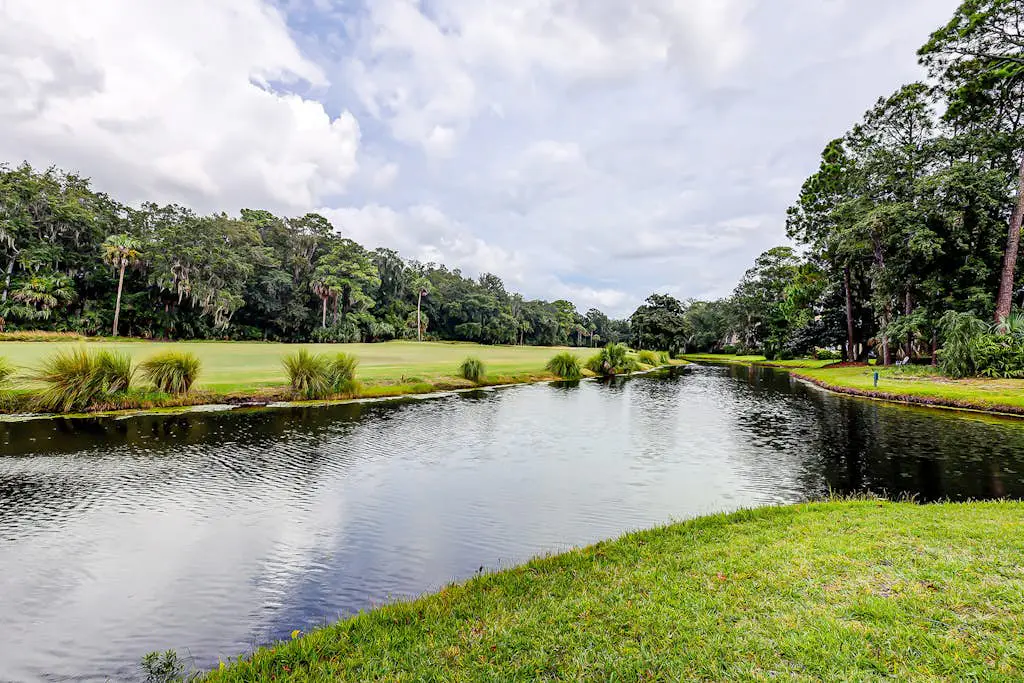 Intimate, Yet Spacious Villa with Shared Pool and Tennis - Walk to the Beach