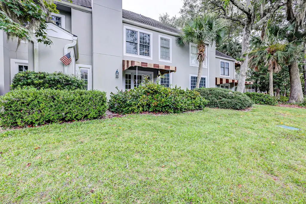 Intimate, Yet Spacious Villa with Shared Pool and Tennis - Walk to the Beach