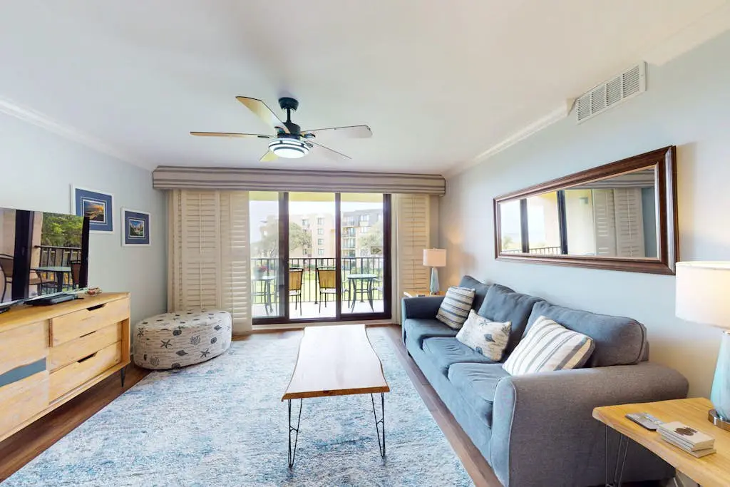 Oceanview condo with pool, hot tub & full kitchen - close to beach