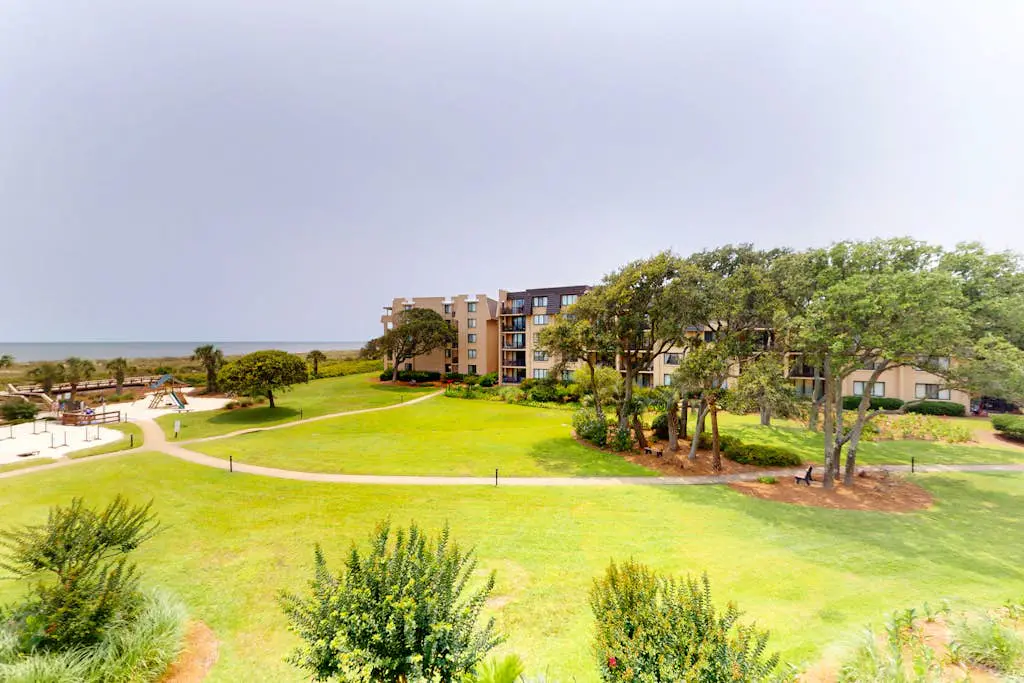 Oceanview condo with pool, hot tub & full kitchen - close to beach