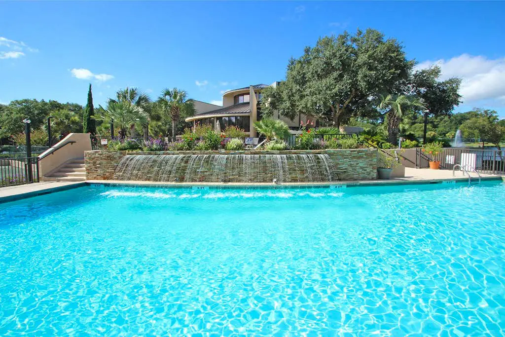 Oceanview condo with pool, hot tub & full kitchen - close to beach