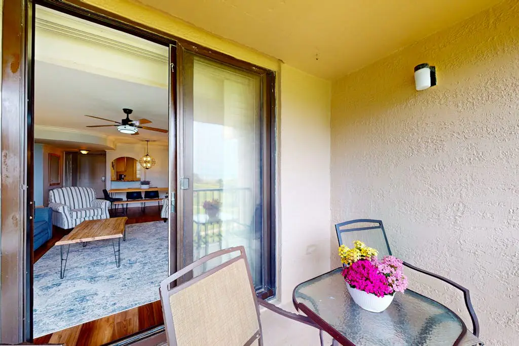 Oceanview condo with pool, hot tub & full kitchen - close to beach
