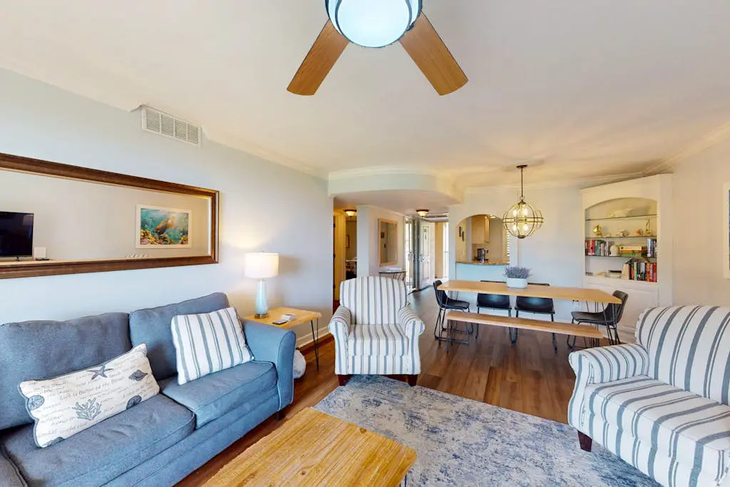 Oceanview condo with pool, hot tub & full kitchen - close to beach