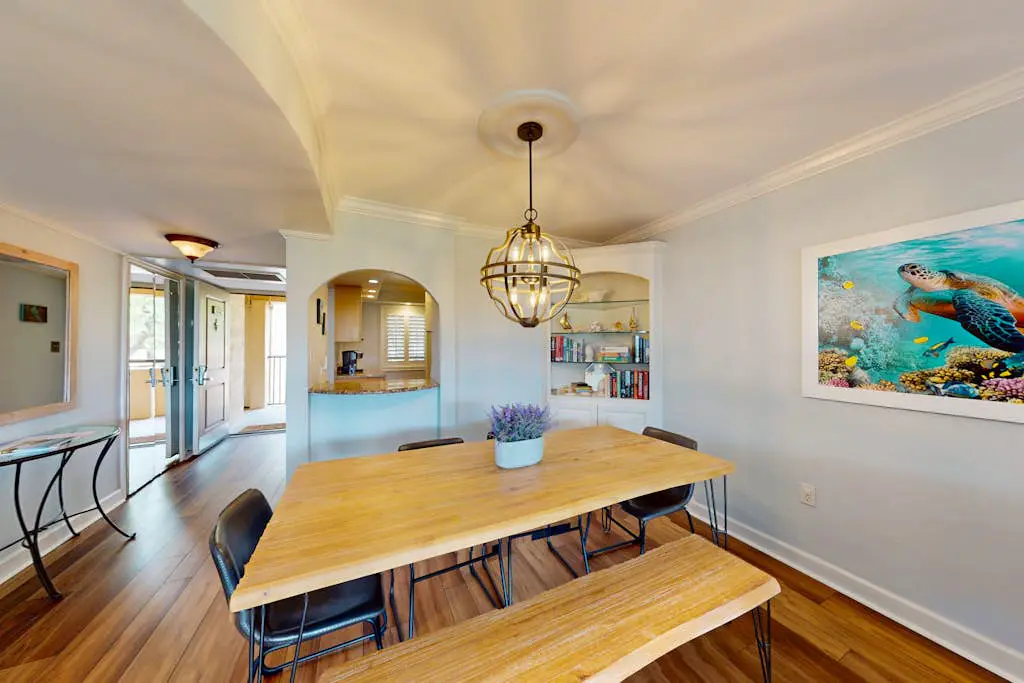 Oceanview condo with pool, hot tub & full kitchen - close to beach